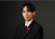 “超至近距離”…宮世琉弥、愛犬・ルディくんを抱いたつぶらな瞳が印象的なツーショットに「かわいい」の声