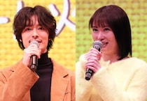 志田未来＆塩野瑛久ほか、劇団員大集合の仲良しオフショットに「皆さんいい笑顔」の声＜未来のムスコ＞