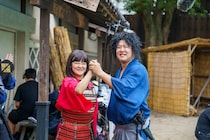 とにかく明るい安村「演技イップスになった」×イワクラ「パニックで記憶がない」　W主演を追い詰めた、アドリブ地獄の全貌＜『面白城の18人』＞