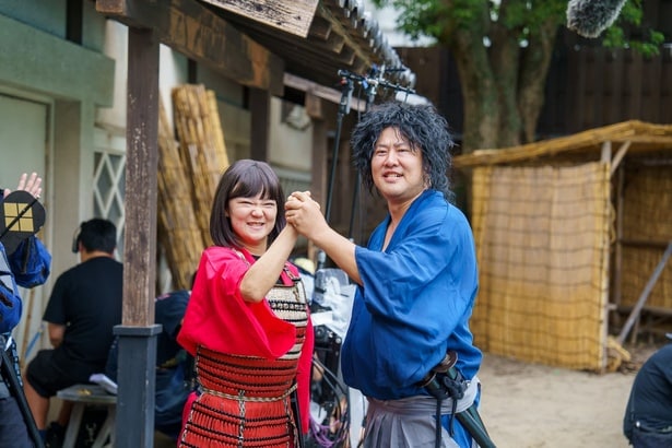 とにかく明るい安村「演技イップスになった」×イワクラ「パニックで記憶がない」 W主演を追い詰めた、アドリブ地獄の全貌<『面白城の18人』>