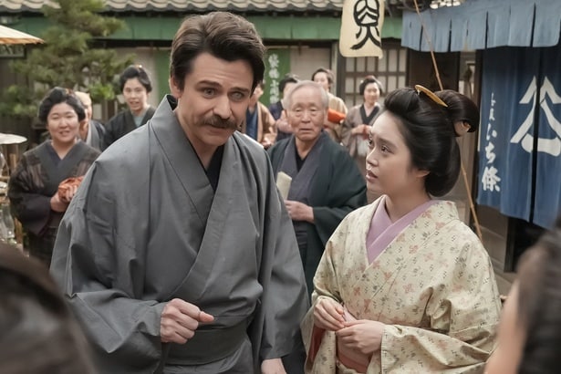 ＜明日のばけばけ＞高石あかり“トキ”とトミー・バストウ“ヘブン”は散歩中に町中の人から声をかけられる