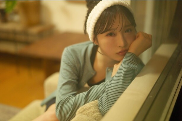 「小栗有以 2026年4月始まりカレンダー」より先行カット
