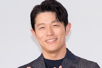 鈴木亮平が「リブート」スタートを報告　TBSアナウンサーとの自撮りショット公開に「1話から衝撃」「毎週楽しみです」の声