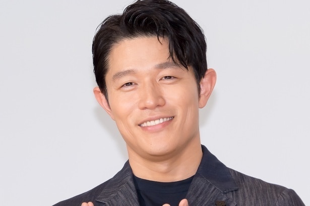 鈴木亮平が「リブート」スタートを報告 TBSアナウンサーとの自撮りショット公開に「1話から衝撃」「毎週楽しみです」の声