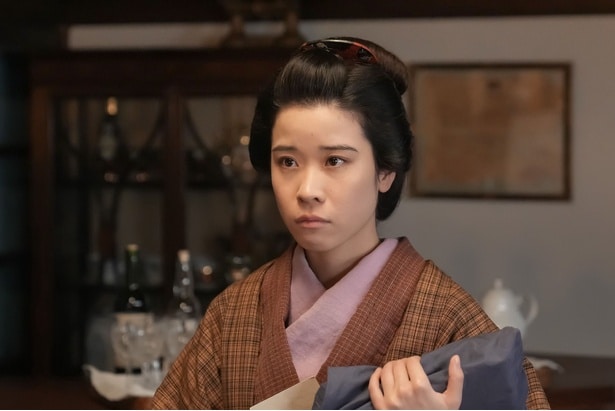 サワ(円井わん)、サロンを訪れるも男性たちにからかわれ感情をあらわにする