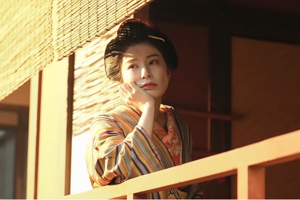 ナミ(さとうほなみ)、遊郭でたそがれる妖艶な表情