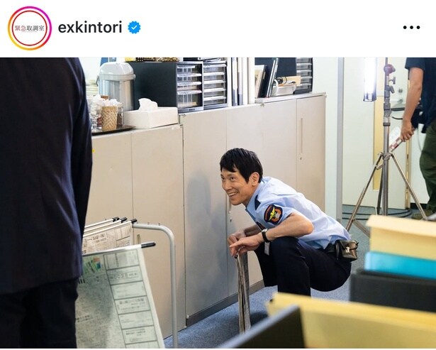 【写真】茶目っ気あふれる表情でロッカーに隠れる佐々木蔵之介