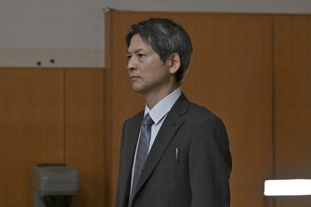 安藤(緒方直人)は正義感あふれる今泉(福士蒼汰)にそっと寄り添う