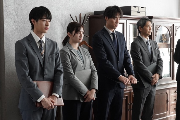 今泉(福士蒼汰)や熊崎(吉川愛)ら広報課は身動きがとれず葛藤する