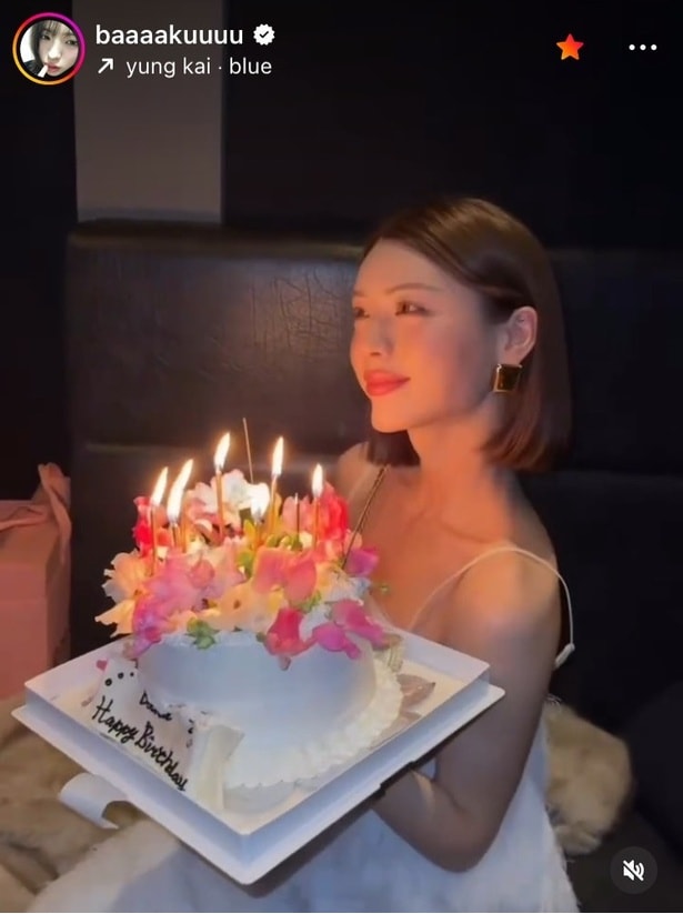 【写真】「祝23歳」井手上漠、バースデーケーキを手にした誕生日のドレス姿