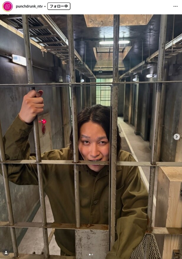 【写真】未決拘禁者役のカルマ、鉄格子越しでもかっこいい