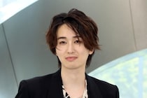 鉄格子を噛むカルマ、暴れっぷりが伝わるオフショットに「治安悪い系のカルマ君最高です」の声＜パンチドランク・ウーマン＞