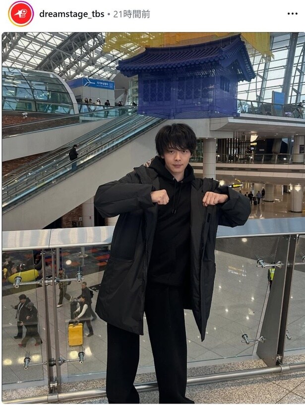 【写真】中村倫也、仁川空港でお茶目ポーズを披露