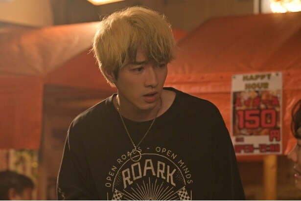 失恋に泣きじゃくるジュンホと出会った秋紀(福山翔大)は「奪っちゃえよ」と、けしかけたが…