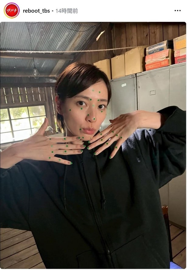 【写真】モーションキャプチャ用シールを貼ったかわいいソロショット