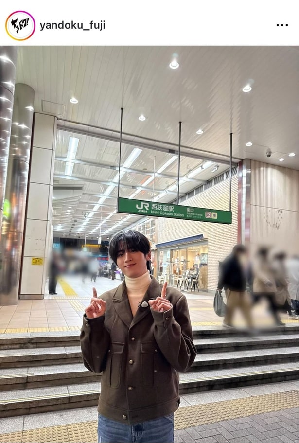 【写真】INI・許豊凡が白いタートルネックを着て駅前に立つ姿に「かわいい」の声