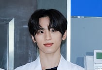 INI・許豊凡が西荻窪駅前でニッコリ…白いタートルネックを着た姿に「フェンファンかわいい～」の声＜ヤンドク！＞