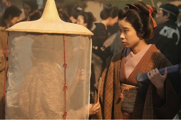 サワ(円井わん)は町中の“ヘブン&トキ夫妻ブーム”を目の当たりにする