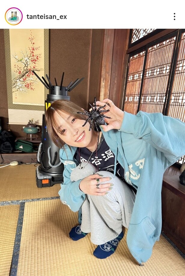 【写真】高橋ひかる、クモのおもちゃを持って笑顔でポーズ