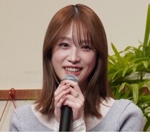 高橋ひかる、クモのおもちゃを持って笑顔でポーズをとるオフショットに「凄い」と反響＜探偵さん、リュック開いてますよ＞