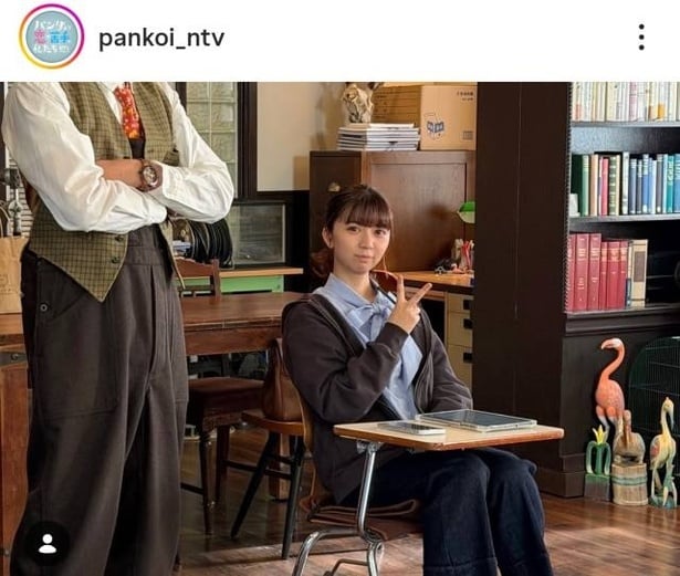 【写真】上白石萌歌、講義中のかわいすぎるピースショット