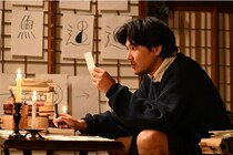 松田龍平“洋輔”、暗号解読に難航しクイズ王の元へ…同じ頃、FBI捜査官がアメリカから西ヶ谷温泉にやって来る＜探偵さん、リュック開いてますよ＞