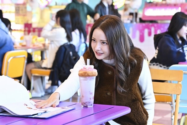 ナム(ハ・ヨンス)は元カレである吾妻(中村倫也)を韓国まで呼び寄せ、NAZEのプロデュースを依頼する