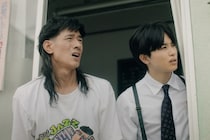 中島歩“日暮”は借金の取り立てに困っている元バスケ選手の依頼人を助けようと行動する＜俺たちバッドバーバーズ＞