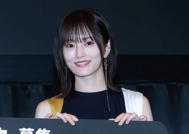 山本彩、「肩出すにはちと早かった」…“美顔”が映えるニットとデニムパンツ姿に「肩出し似合う」と反響