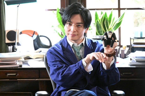 【写真】動物のフィギュアを手に微笑む司(生田斗真)