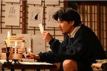 不可解な連続殺人事件に巻き込まれた松田龍平“洋輔”らが翻弄される姿にツッコミ満載＜探偵さん、リュック開いてますよ＞