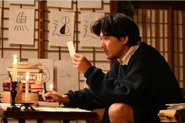 不可解な連続殺人事件に巻き込まれた松田龍平“洋輔”らが翻弄される姿にツッコミ満載＜探偵さん、リュック開いてますよ＞