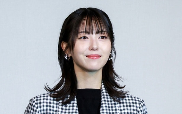 浜辺美波、小栗旬“信長”のオーラに驚嘆「存在感が人の10倍くらいあるんですよ」＜豊臣兄弟！＞