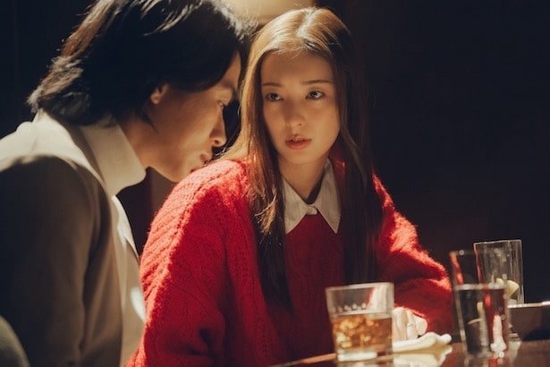 「帰りたくない」と告げる菜穂(宮本茉由)