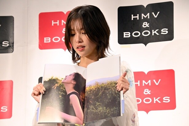 就実の丘で撮影したお気に入りカットを見せる地頭江音々