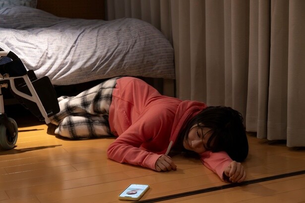 ヒナ(平祐奈)は幼なじみのロン(大西流星)にも隠し、車いす生活を送る