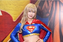 グラドル×レイヤー・鳥海かう“スーパーガール”コスプレ、へそ出しレザー衣装でステージMCに挑戦＜東京コミコン2025＞