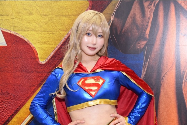 グラドル×レイヤー・鳥海かう“スーパーガール”コスプレ、へそ出しレザー衣装でステージMCに挑戦<東京コミコン2025>