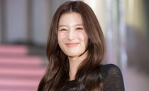 TWICE・サナ、キャミソール1枚とデニムパンツの“ラフ”なコーデで美肌あらわに「とても美しい」の声