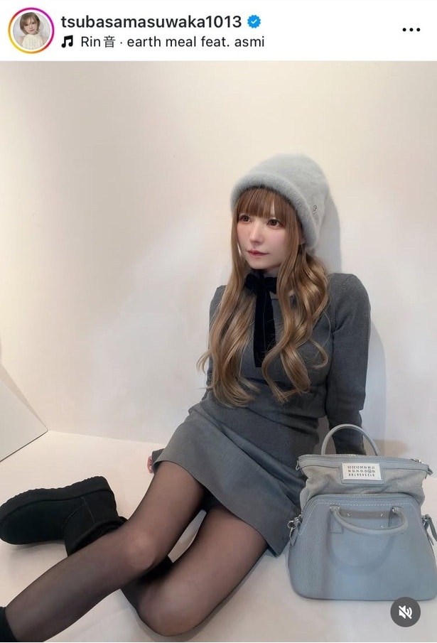 【写真】益若つばさ、グレー・コーデでミニ丈スカートから伸びるスレンダー美脚姿