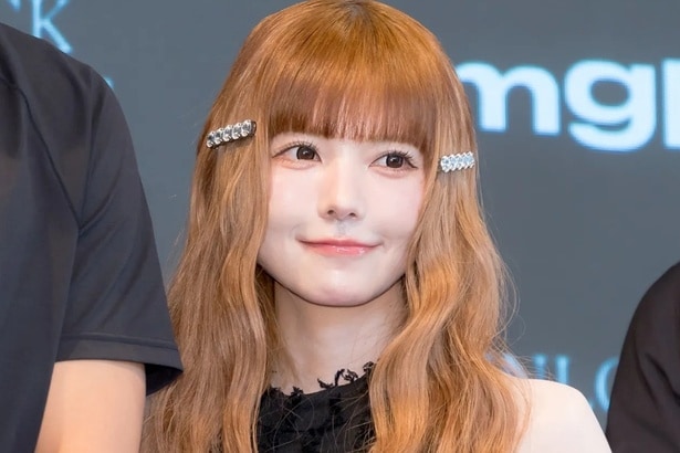 益若つばさ、グレー・コーデでミニ丈スカートから伸びるスレンダー美脚姿に「スタイルキープ凄い」の声