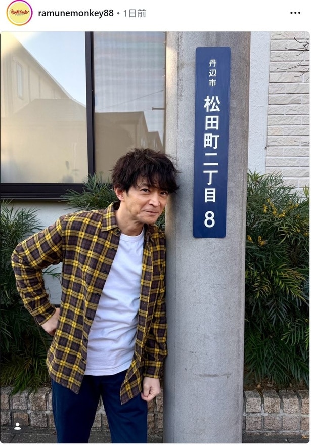 【写真】津田健次郎、腰に手を当てて電柱に寄りかかる