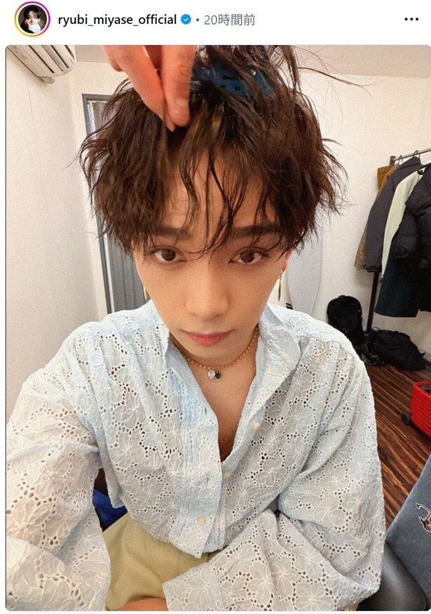 【写真】セット中もかっこよすぎる…“うねうね髪”の自撮りショット