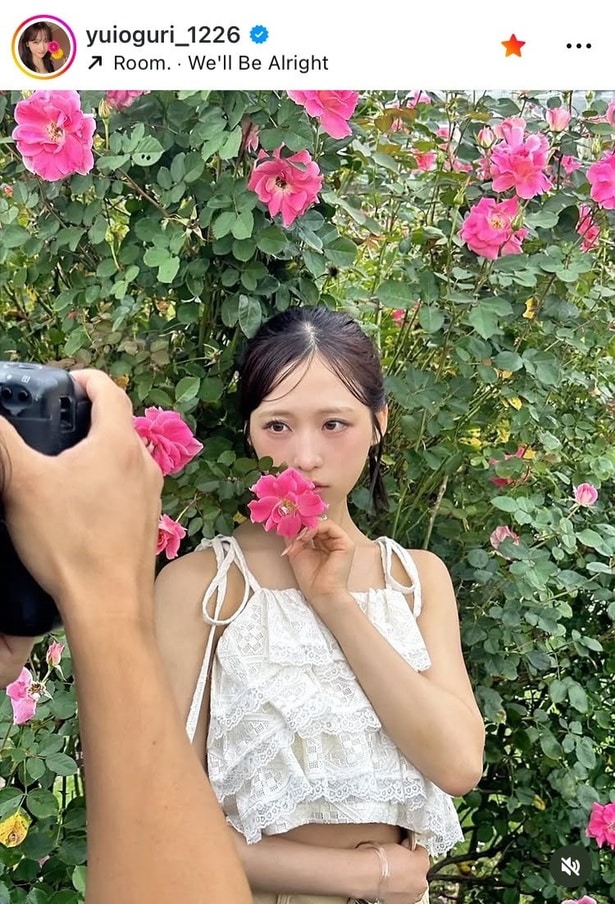 【写真】AKB48・小栗有以、花を口に当てているキュートな白レーストップス姿