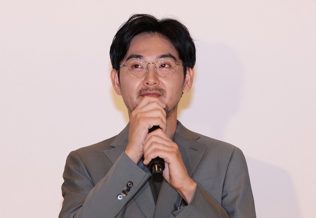 松田龍平、逆立ちヘアが強烈…“衝撃ビジュ”でも隠せぬかっこよさに「最高か」の声＜探偵さん、リュック開いてますよ＞