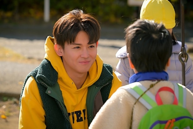“まー先生”として子どもたちだけでなく保護者からも親しまれる優太(小瀧望)