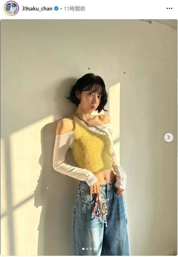 【写真】LE SSERAFIM・SAKURA、ビタミンカラートップスがお似合い