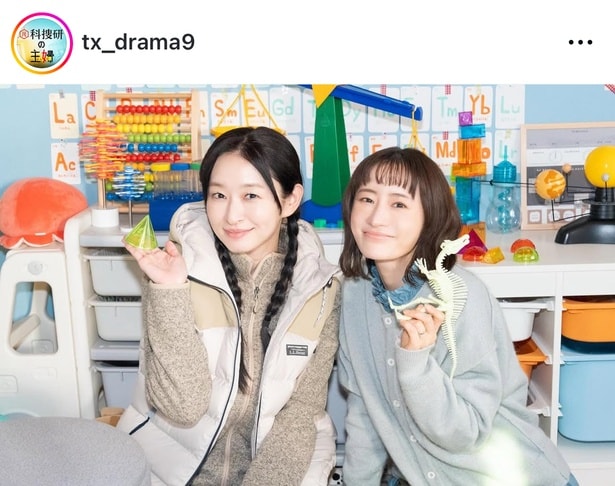 【写真】松本まりか＆島袋寛子が肩を寄せ合う仲良し2ショット