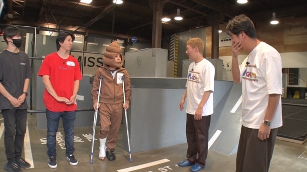 岡村隆史の松葉杖姿にニューヨークも絶句「最悪の出だし…」「ふざけて出てきたのかと思った」<めちゃ×2メチャってるッ!>