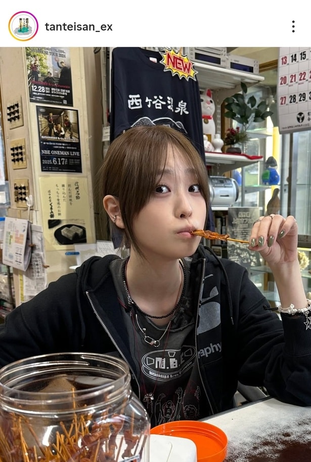 【写真】高橋ひかる、さきいかを食べながら口をもぐもぐさせるオフショット